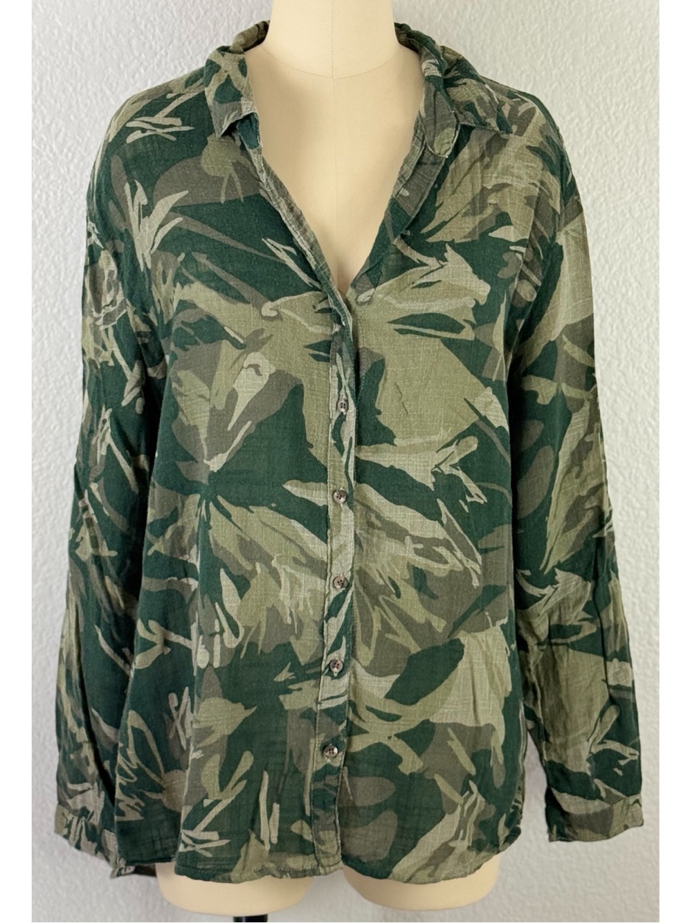 Wearables XCVI Woman’s Porter Blouse, Green Camo Button-Up Shirt Medium